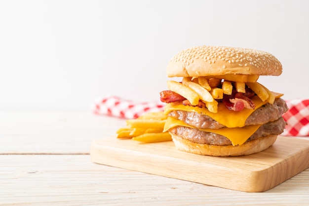 hamburguesa de cerdo o hamburguesa de cerdo con queso, tocino y patatas fritas