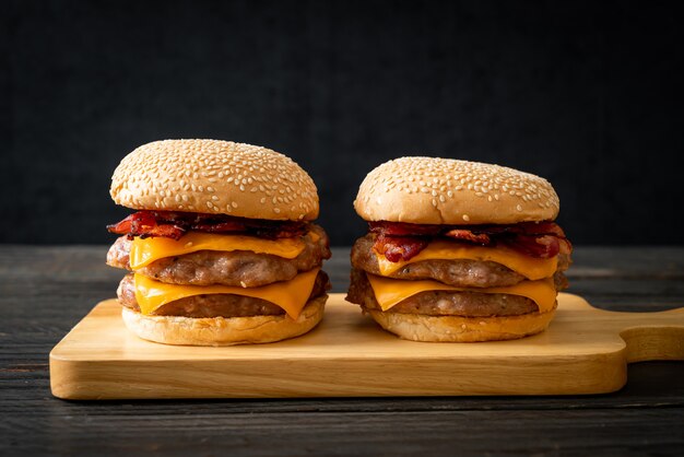 hamburguesa de cerdo o hamburguesa de cerdo con queso y tocino