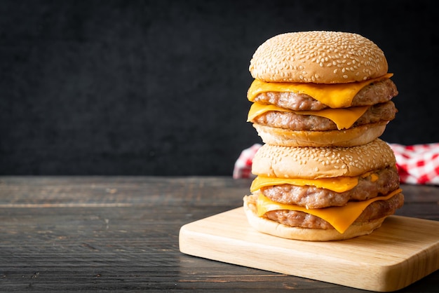 Hamburguesa de cerdo o hamburguesa de cerdo con queso