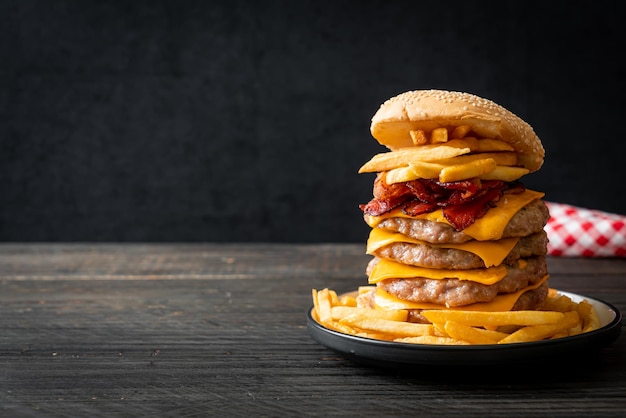 Hamburguesa de cerdo o hamburguesa de cerdo con tocino de queso y papas fritas