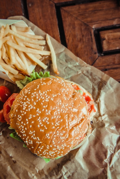 Hamburguesa de cerdo y patatas fritas.