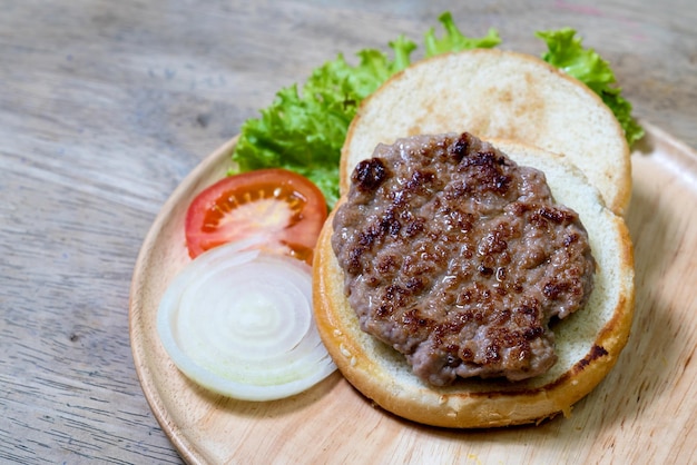 Hamburguesa de cerdo en un plato de madera hecha en casa