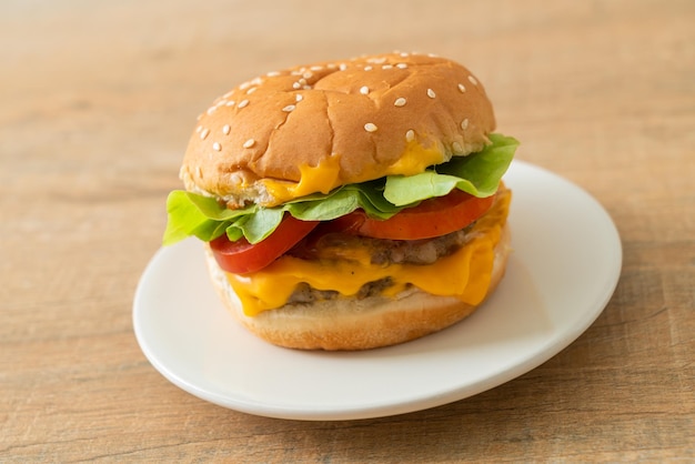 Hamburguesa de cerdo con queso en placa