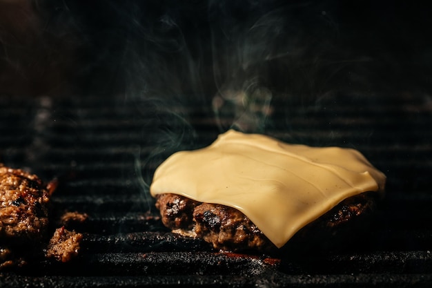 Hamburguesa de cerdo en una tabla de cortar bistec de ternera en una parrilla de barbacoa Vista superior de formato de pancarta larga