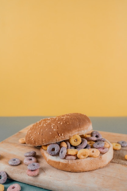 hamburguesa con cereales en la mesa