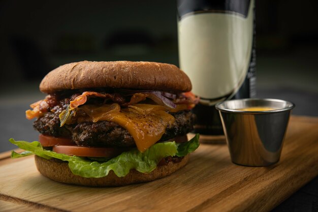 Hamburguesa con cerveza en tablero de madera