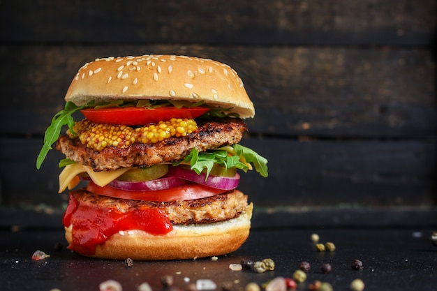 hamburguesa, chuleta de carne filete de res, tomate, salsa y lechuga