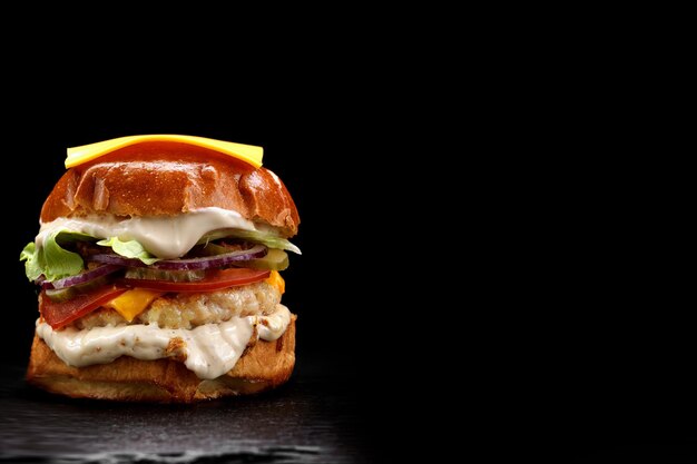 Hamburguesa con chuleta de carne verduras y hierbas