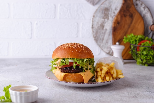 Hamburguesa con chuleta de ternera y verduras