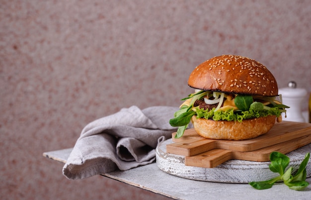 Hamburguesa con chuleta de ternera y verduras