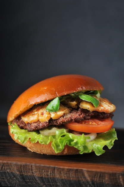 Hamburguesa con chuleta, tomate y piña