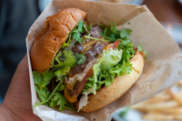 Hamburguesa clásica con queso en un bollo de brioche con comida saludable vegetal