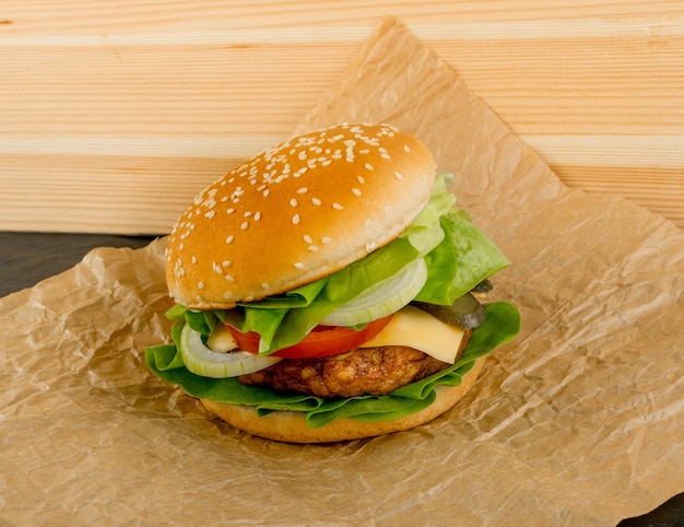 Hamburguesa clásica de rosbif en papel Kraft