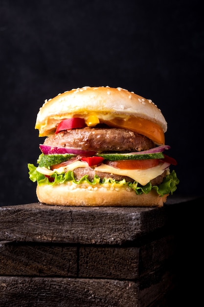 Hamburguesa clásica con tomate, lechuga y queso cheddar