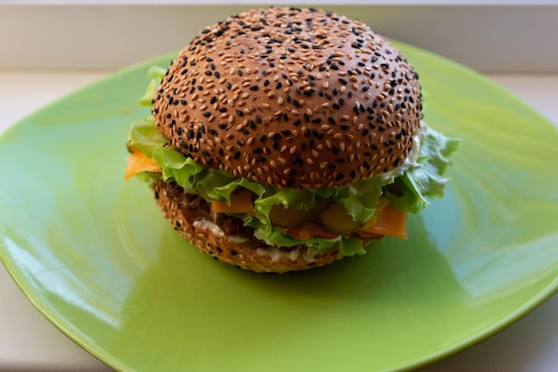 Hamburguesa de comida rápida comida chatarra en un plato