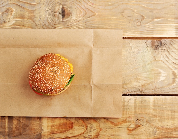 Foto hamburguesa de comida rápida en superficie de papel