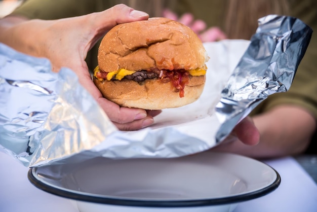 Hamburguesa con condimentos cerveza comida chatarra comida rápida grasa