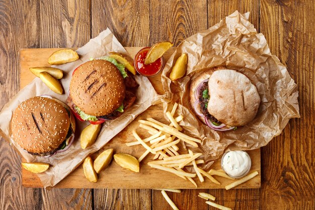 Hamburguesa y cuñas en bandeja de madera