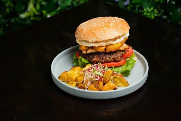 HAMBURGUESA DE POLLO CARNE PLATANO Y HUEVO