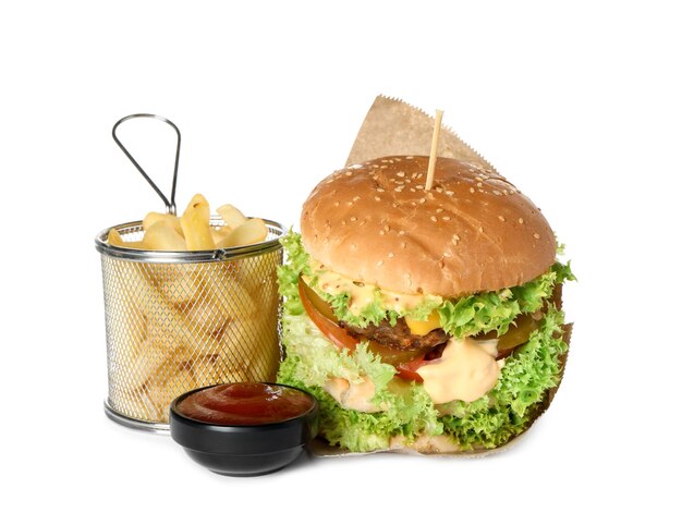 Hamburguesa con deliciosas patatas fritas y salsa aisladas en blanco