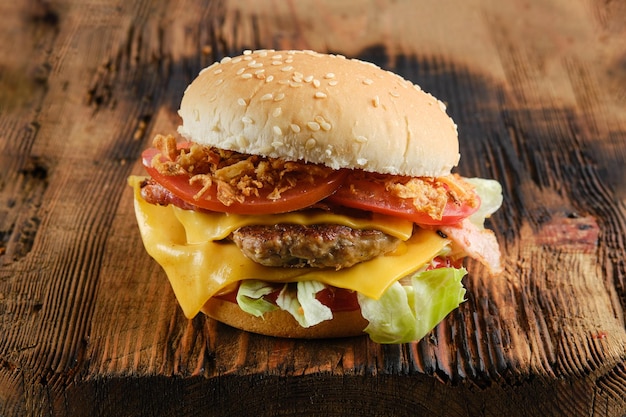 Hamburguesa demi glace de ternera con migas de cebolla sobre fondo de madera