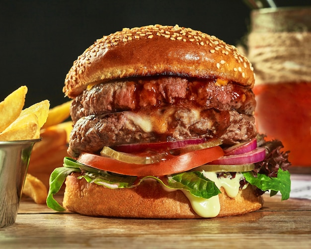 Hamburguesa doble con dos empanadas encurtidos tomates cebollas verdes