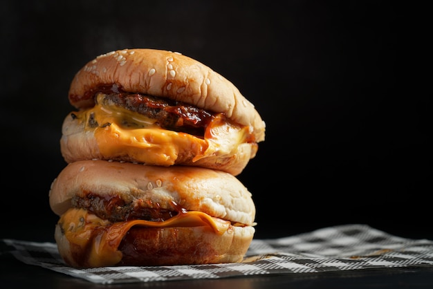 Foto hamburguesa doble con fondo oscuro