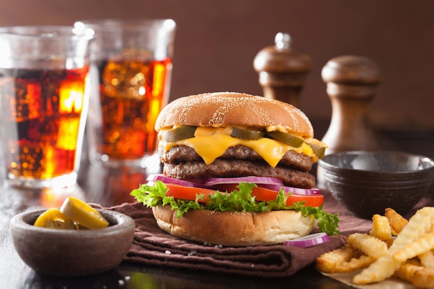 Hamburguesa doble de queso con jalapeño, tomate y cebolla