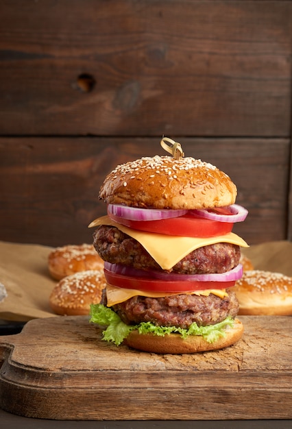 Hamburguesa doble con queso en primer plano de tablero de madera