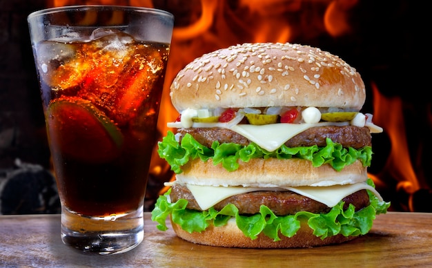 Hamburguesa doble con refresco de cola