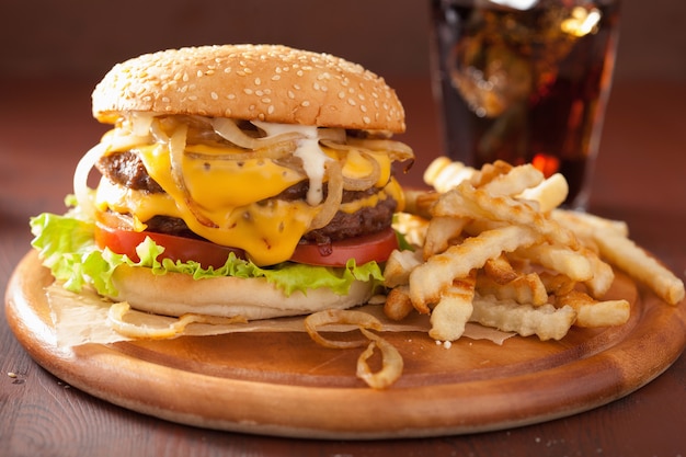 Hamburguesa doble con tomate y cebolla