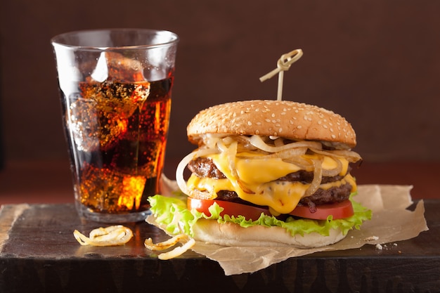 Hamburguesa doble con tomate y cebolla