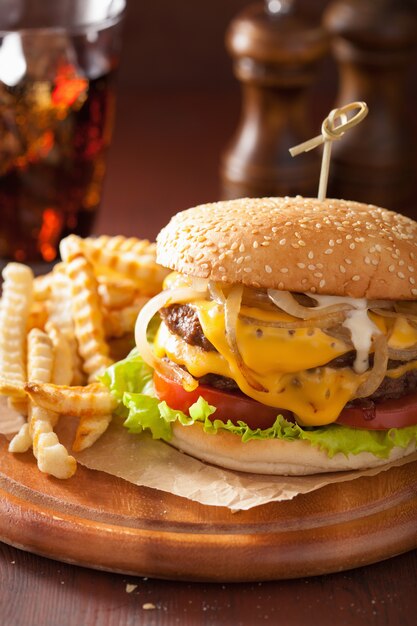 Hamburguesa doble con tomate y cebolla