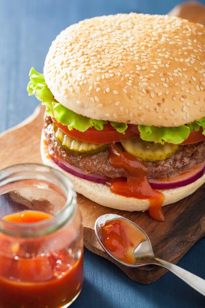 Hamburguesa con empanada de carne de res lechuga cebolla tomate ketchup