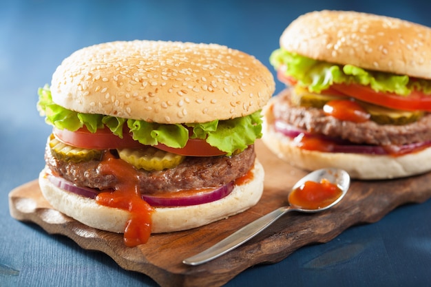 Hamburguesa con empanada de carne de res lechuga cebolla tomate ketchup