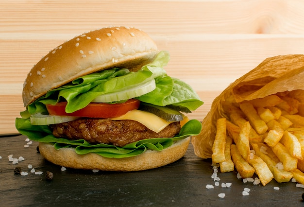 Hamburguesa con ensalada de carne asada, queso y lechuga verde fresca