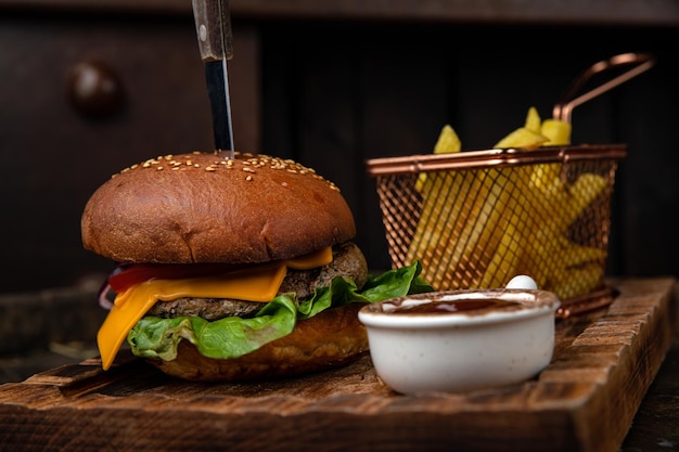 hamburguesa con ensalada de chuleta de queso salsa de tomate y papas fritas