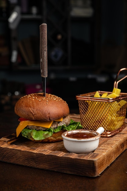 hamburguesa con ensalada de chuleta de queso salsa de tomate y papas fritas