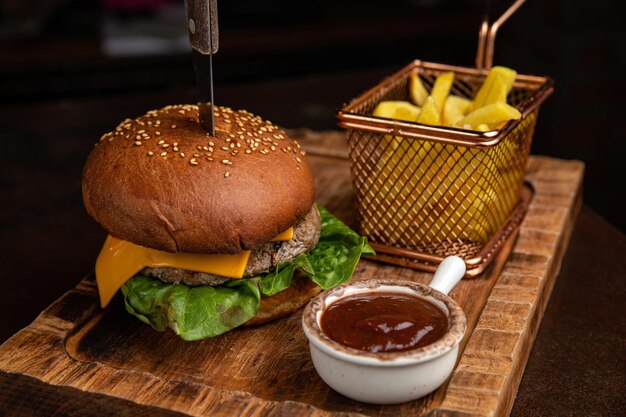 hamburguesa con ensalada de chuleta de queso salsa de tomate y papas fritas