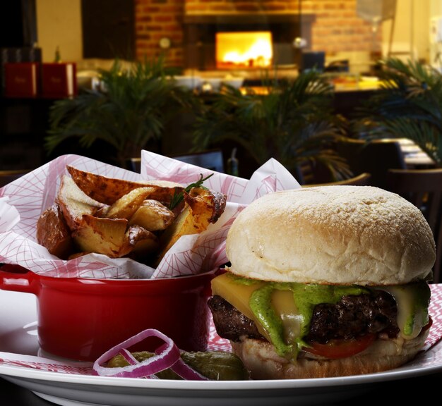 Foto hamburguesa con ensalada de patatas con queso