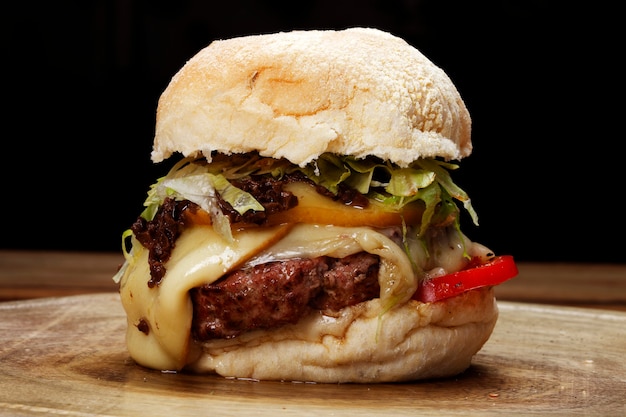 Hamburguesa con ensalada de patatas con queso