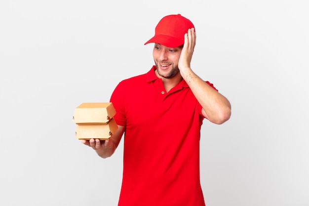 Hamburguesa entregar al hombre sintiéndose feliz, emocionado y sorprendido