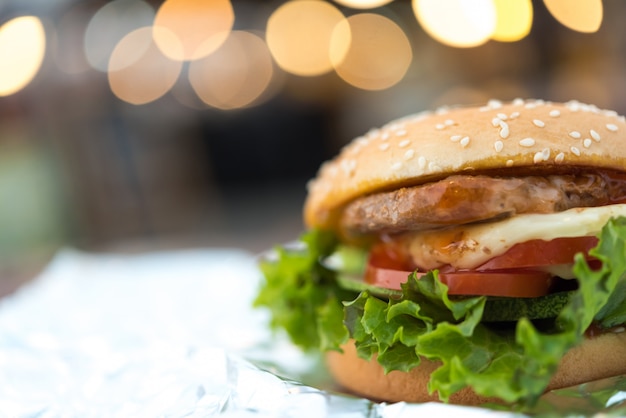 La hamburguesa es una comida rápida en un restaurante de comida rápida.