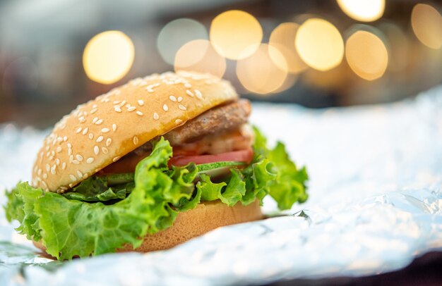 La hamburguesa es una comida rápida en un restaurante de comida rápida.