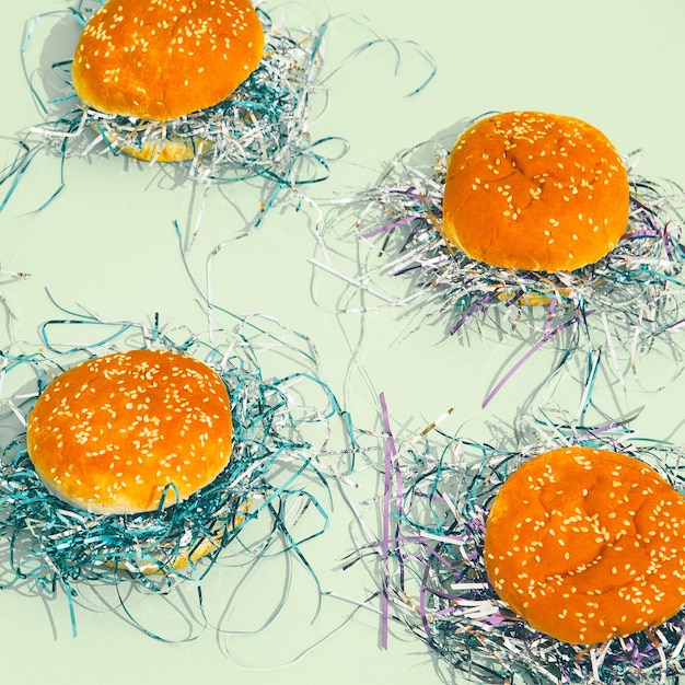 Hamburguesa de fiesta de año nuevo sobre fondo verde Concepto de arte creativo de comida mínima