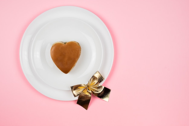 Una hamburguesa en forma de corazón en un plato blanco. Comida rápida. La vista desde arriba. Concepto de San Valentín.