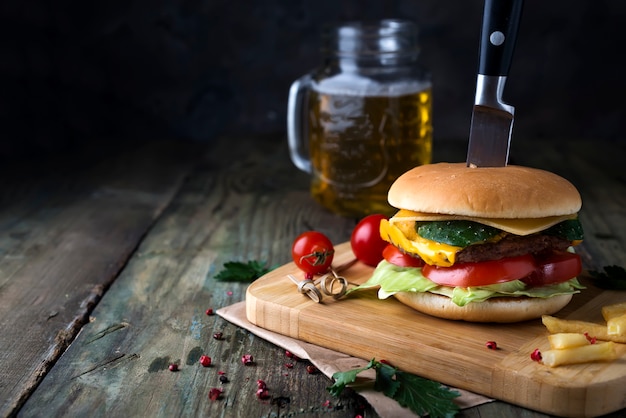 Hamburguesa fresca y jugosa en un papel