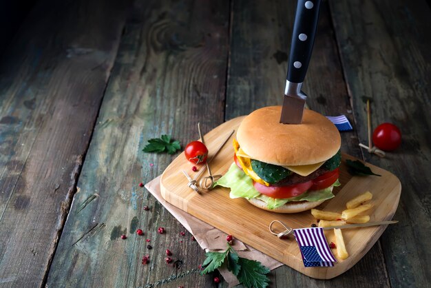 Hamburguesa fresca y jugosa en un papel