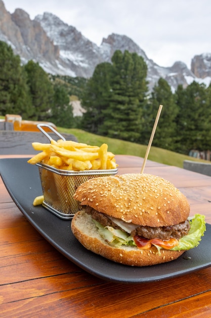 Hamburguesa fresca y papas fritas