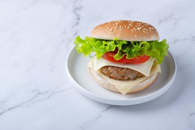 hamburguesa fresca sabrosa sobre fondo blanco